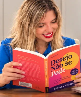 Renata em um momento de leitura de Desejo Não se Pede
