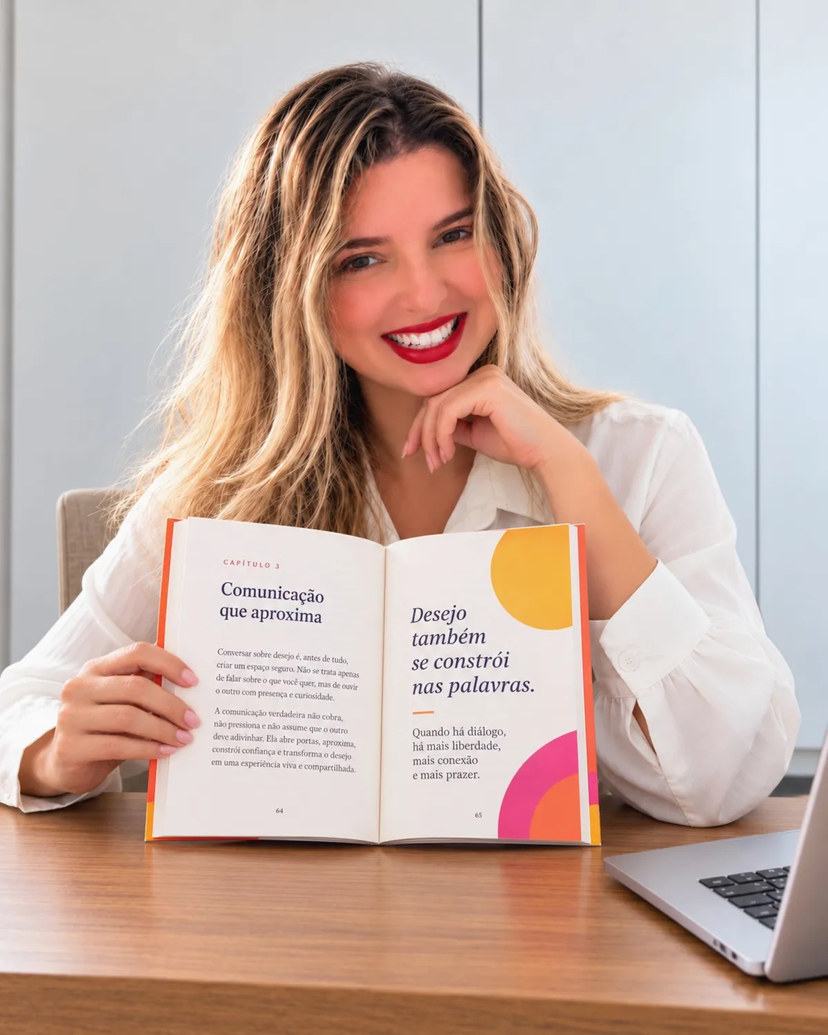 Renata à mesa com o livro aberto no capítulo 3