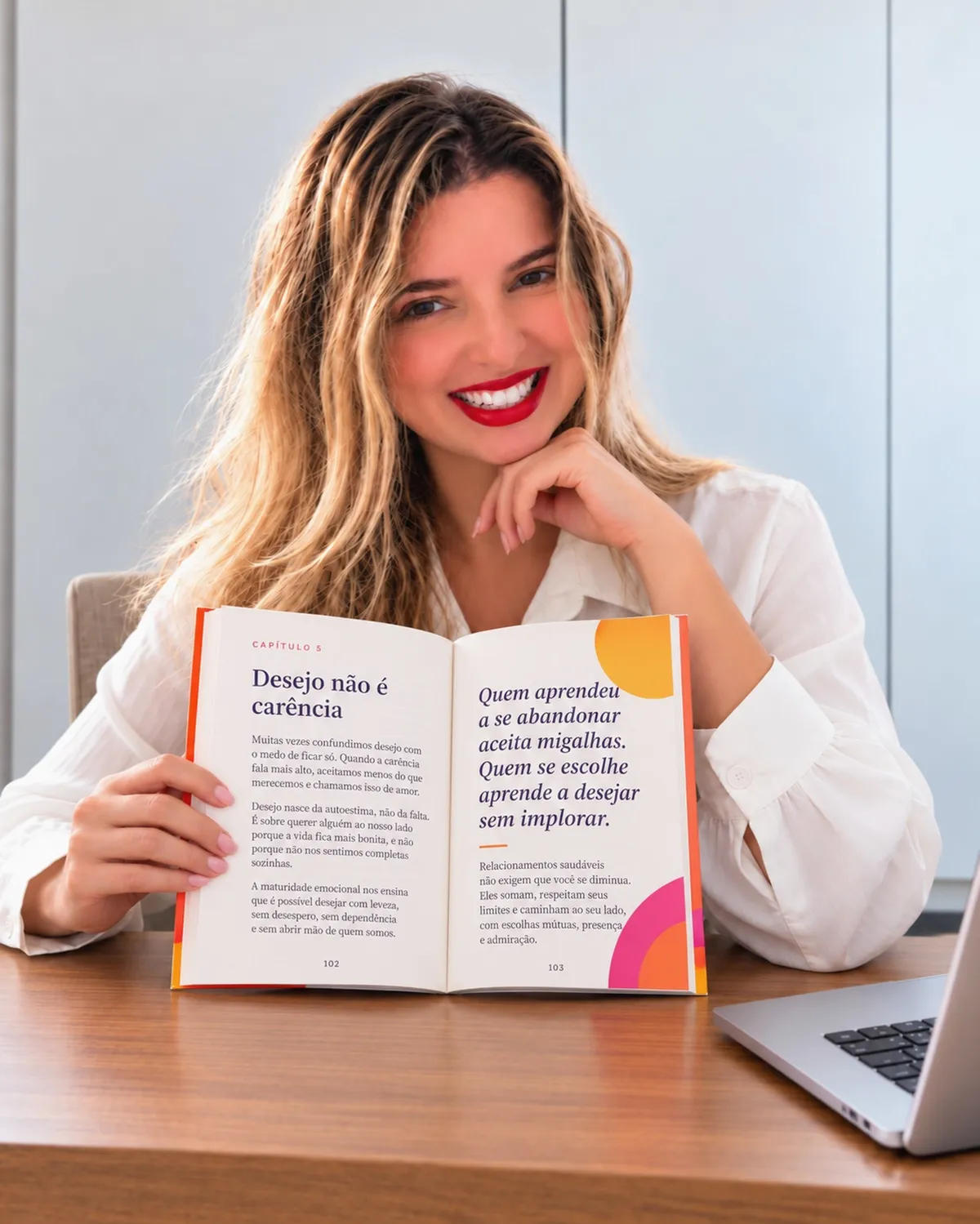 Renata à mesa com o livro aberto no capítulo 5