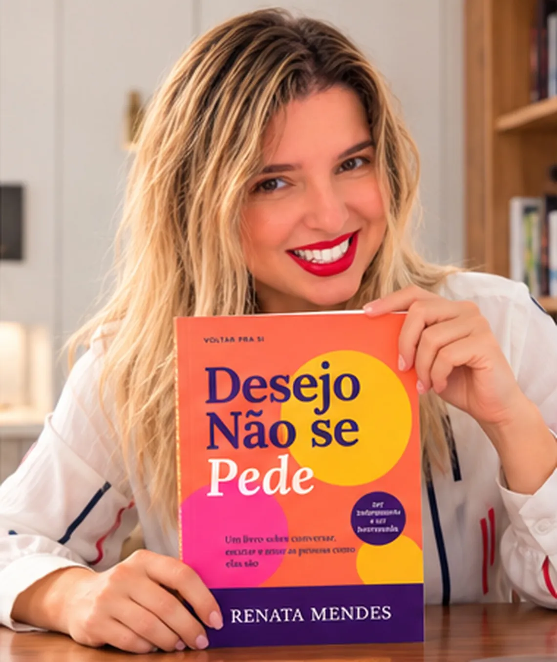 Renata Mendes segurando seu livro Desejo Não se Pede