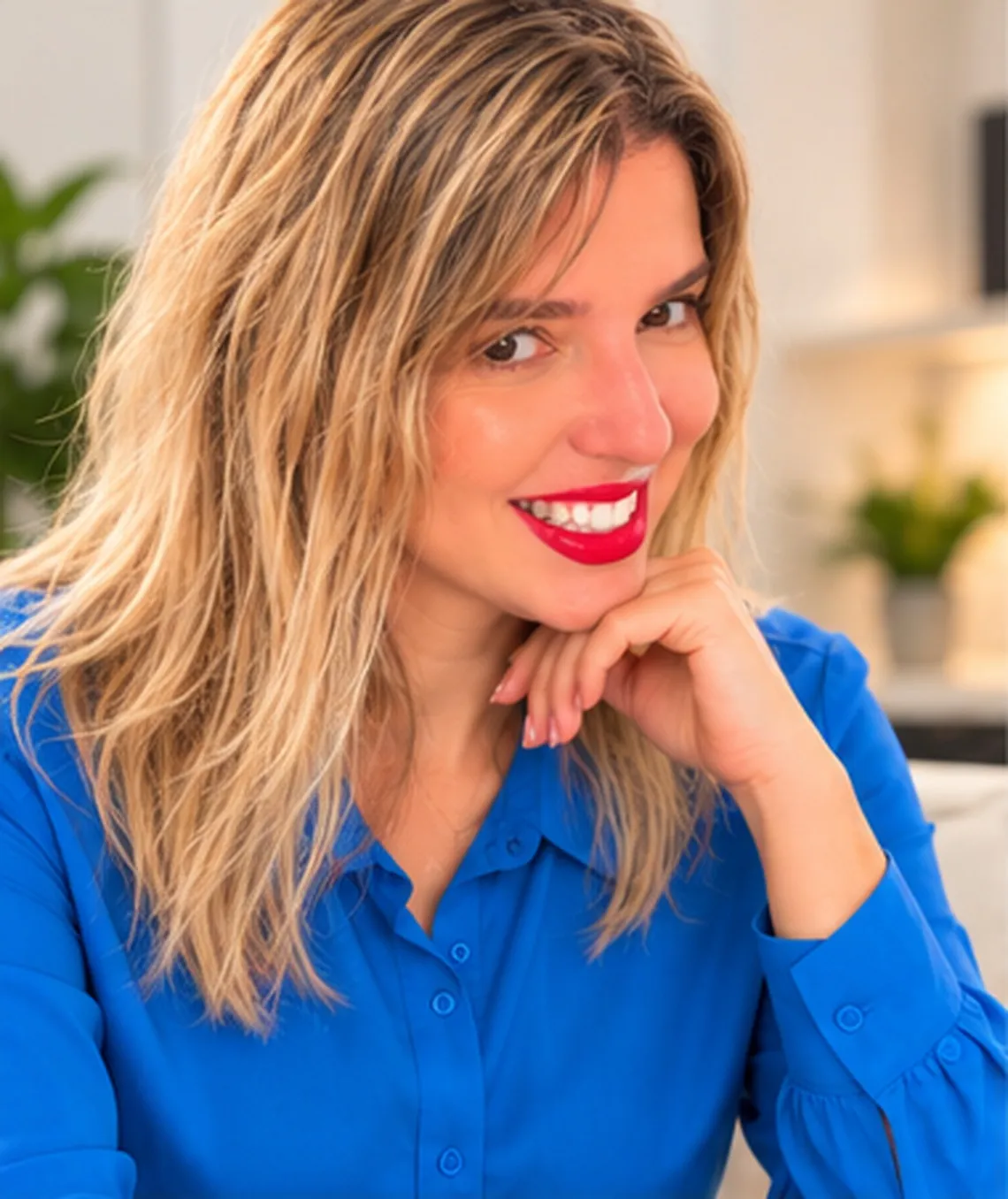 Retrato de Renata Mendes com roupa azul