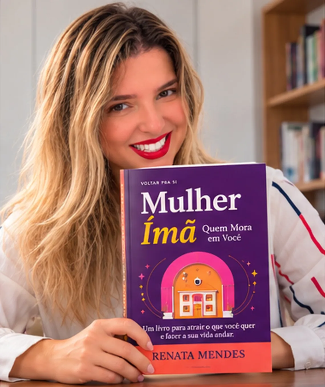 Renata Mendes segurando Mulher Ímã, com a capa real roxa à mostra