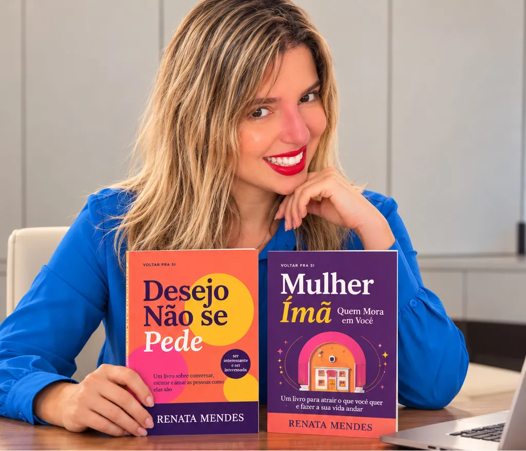 Renata Mendes com os dois livros da coleção Voltar pra Si