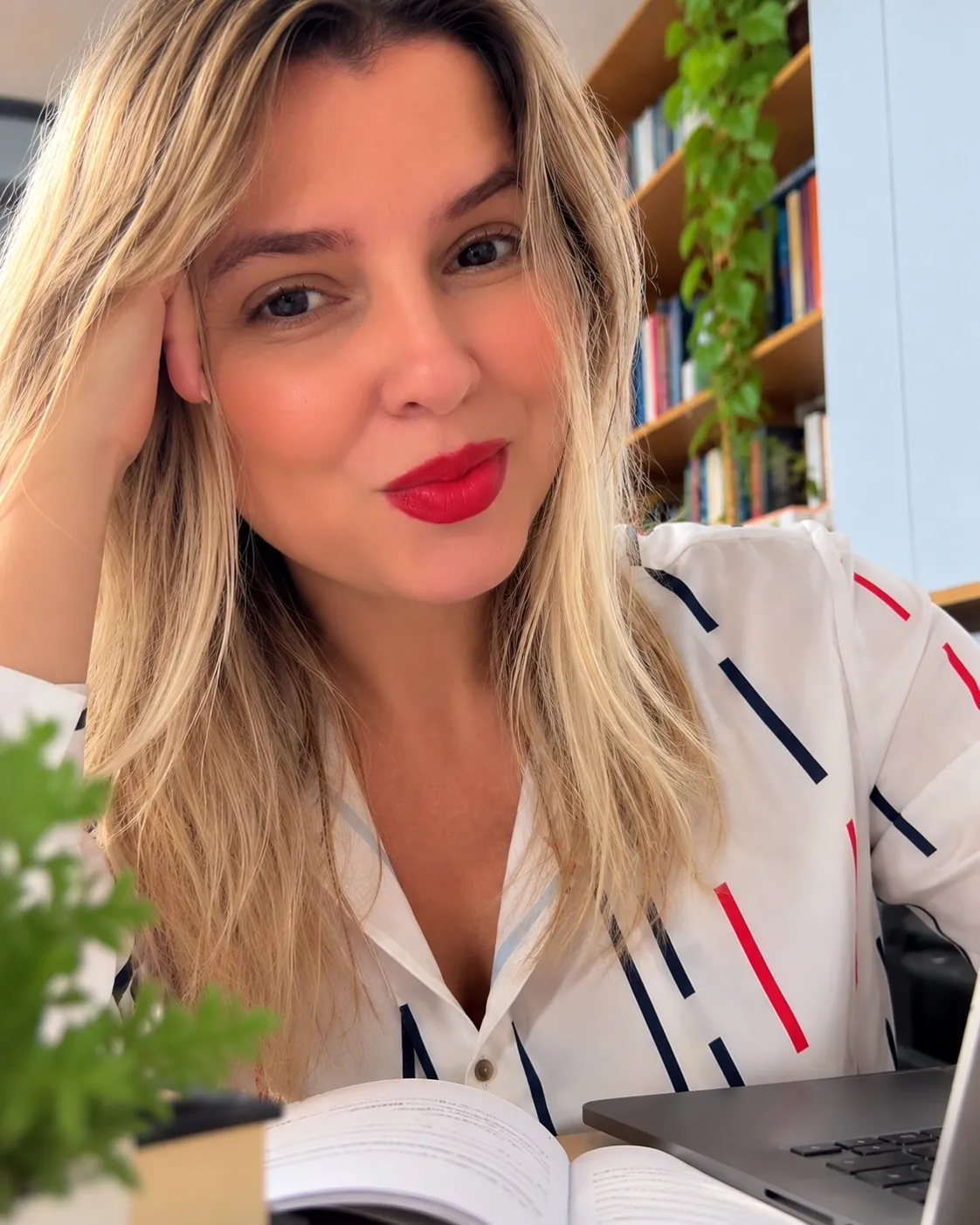 Renata Mendes sorrindo